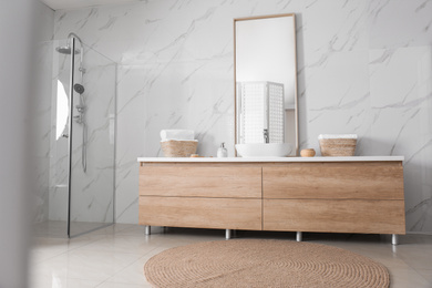 Large mirror and vessel sink in bathroom