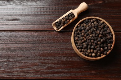 Photo of Aromatic spice. Black pepper in bowl and scoop on wooden table, top view. Space for text