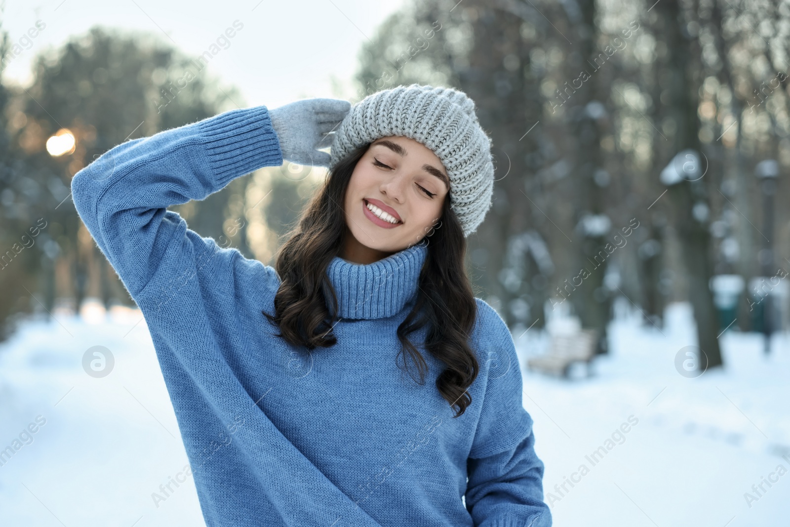 Photo of Portrait of smiling woman in snowy park