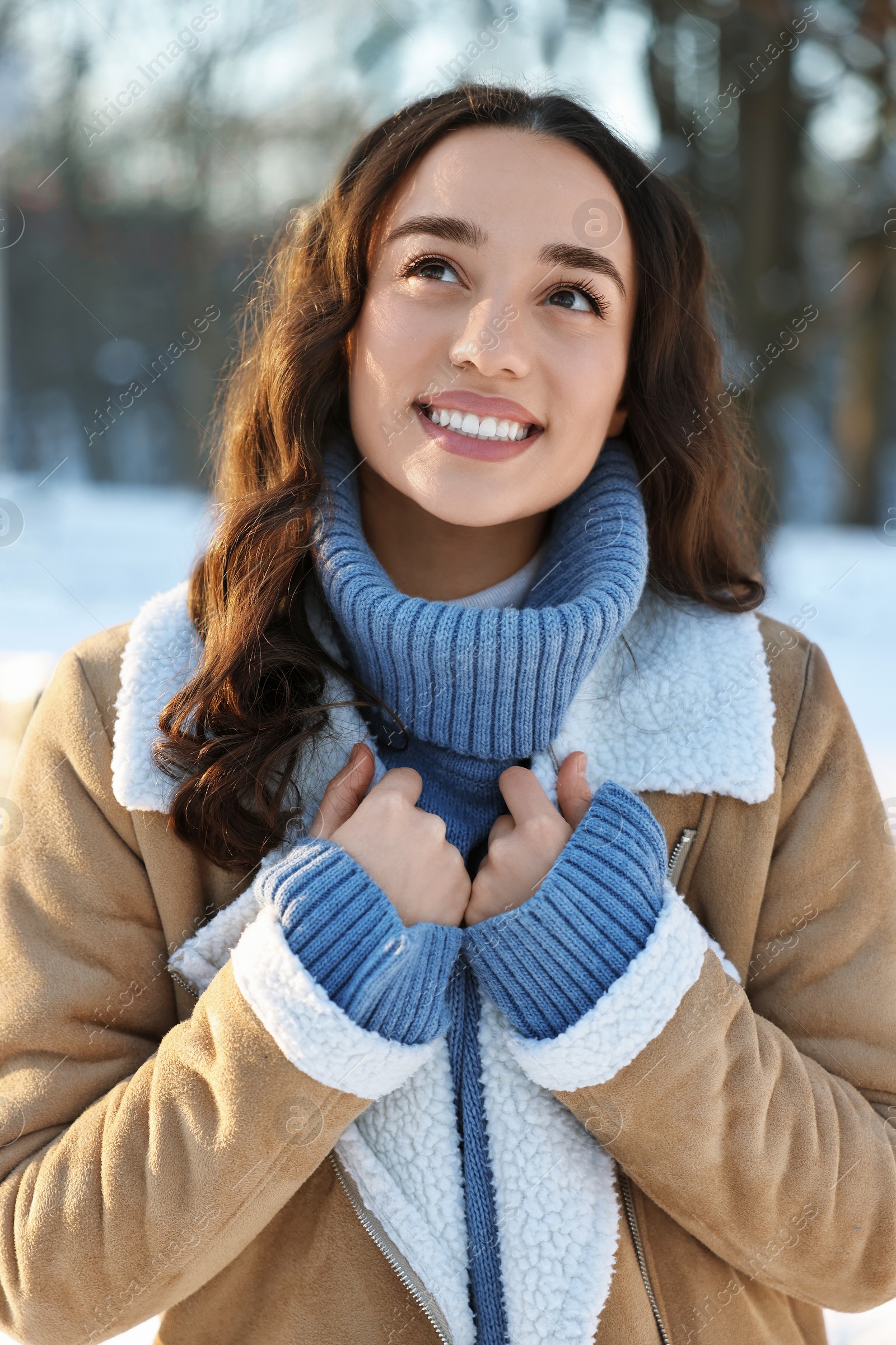 Photo of Portrait of smiling woman in winter snowy park