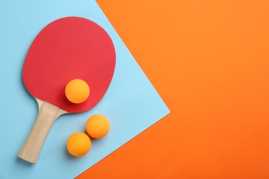 Photo of Ping pong racket and balls on color background, flat lay. Space for text