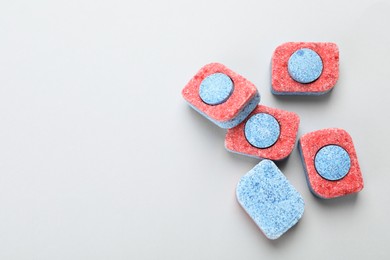 Photo of Many dishwasher detergent tablets on light background, flat lay. Space for text