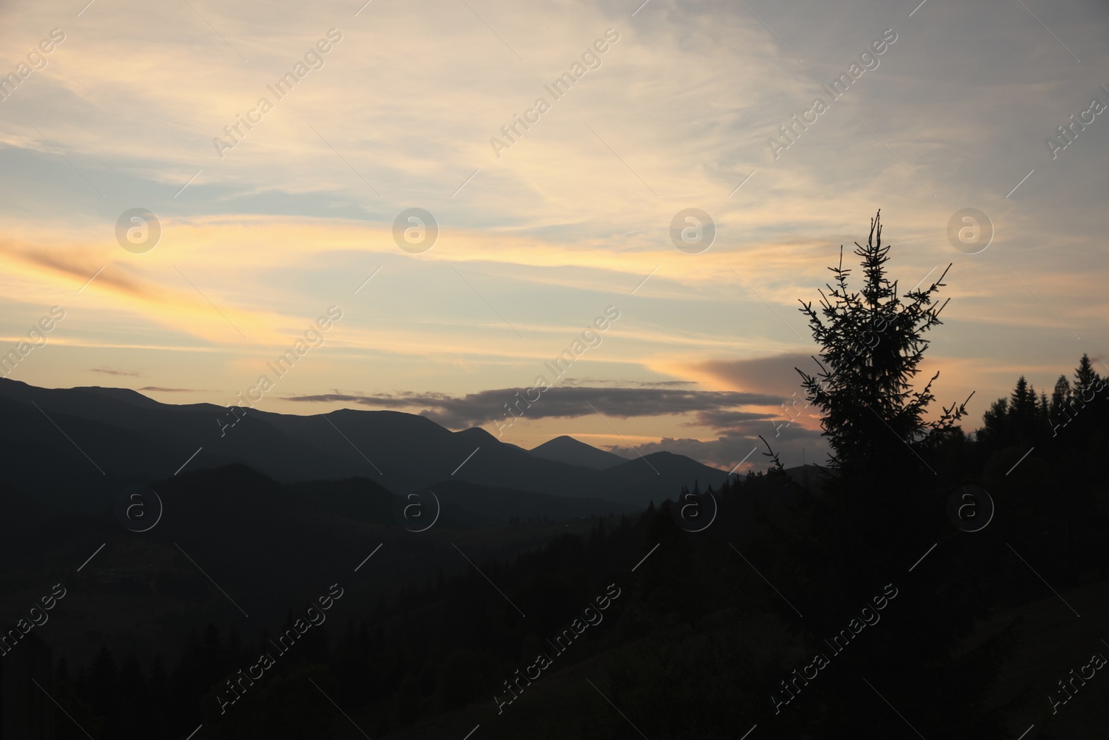 Photo of Picturesque view of mountains under beautiful sky in early morning