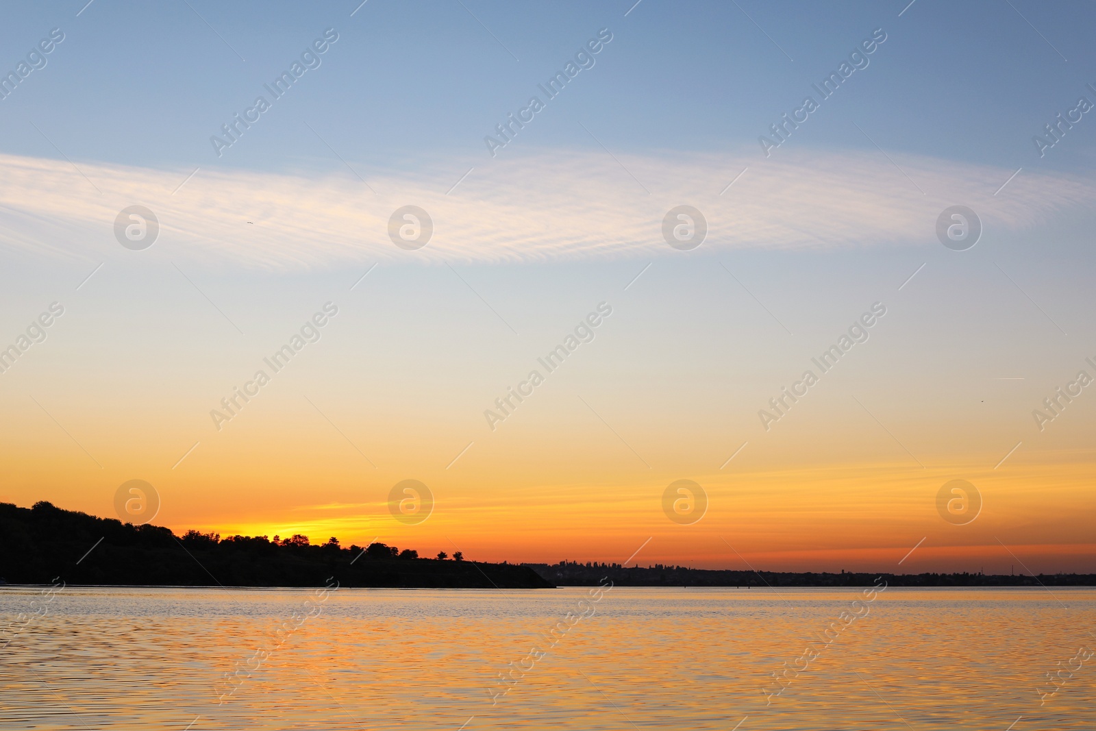 Photo of Picturesque view of beautiful sunset on riverside