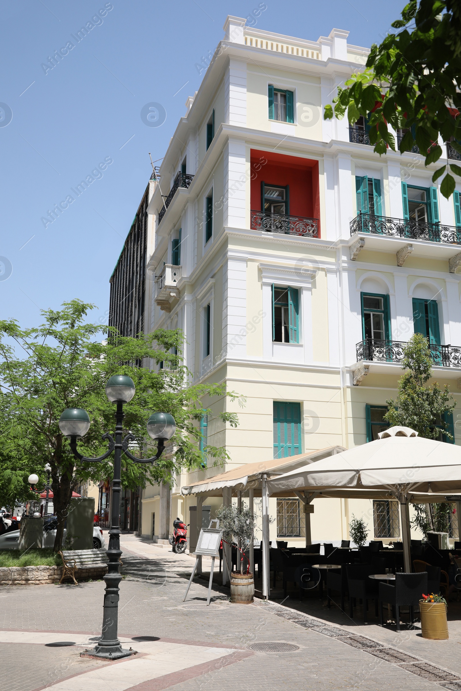 Photo of Outdoor cafe near building on sunny day