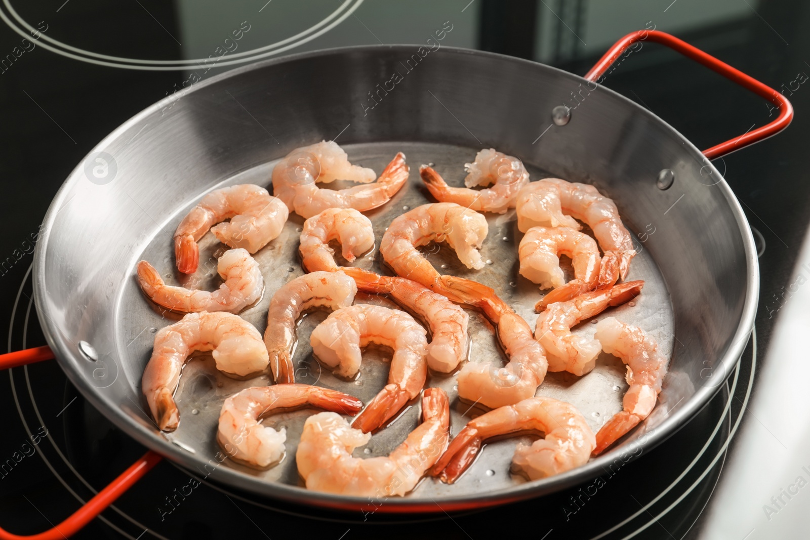 Photo of Frying pan with delicious shrimps, closeup