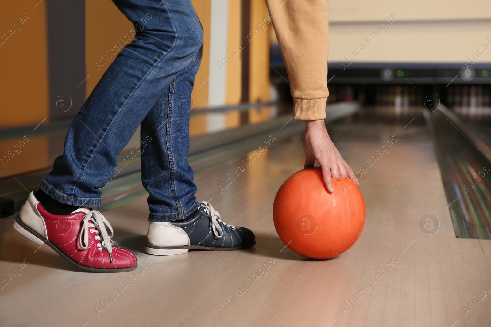 Photo of Man with ball in bowling club, closeup