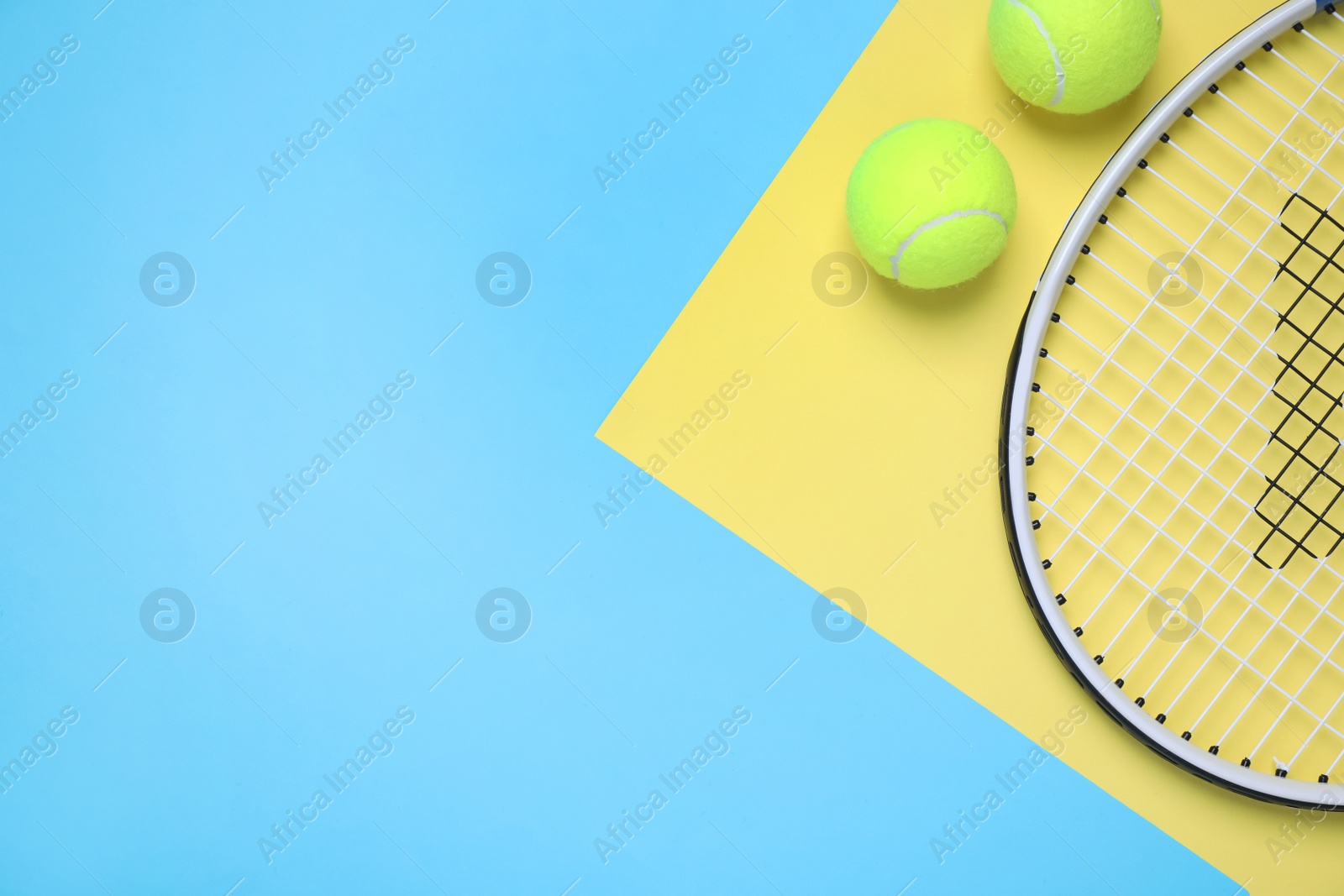 Photo of Tennis racket and balls on color background, flat lay. Space for text