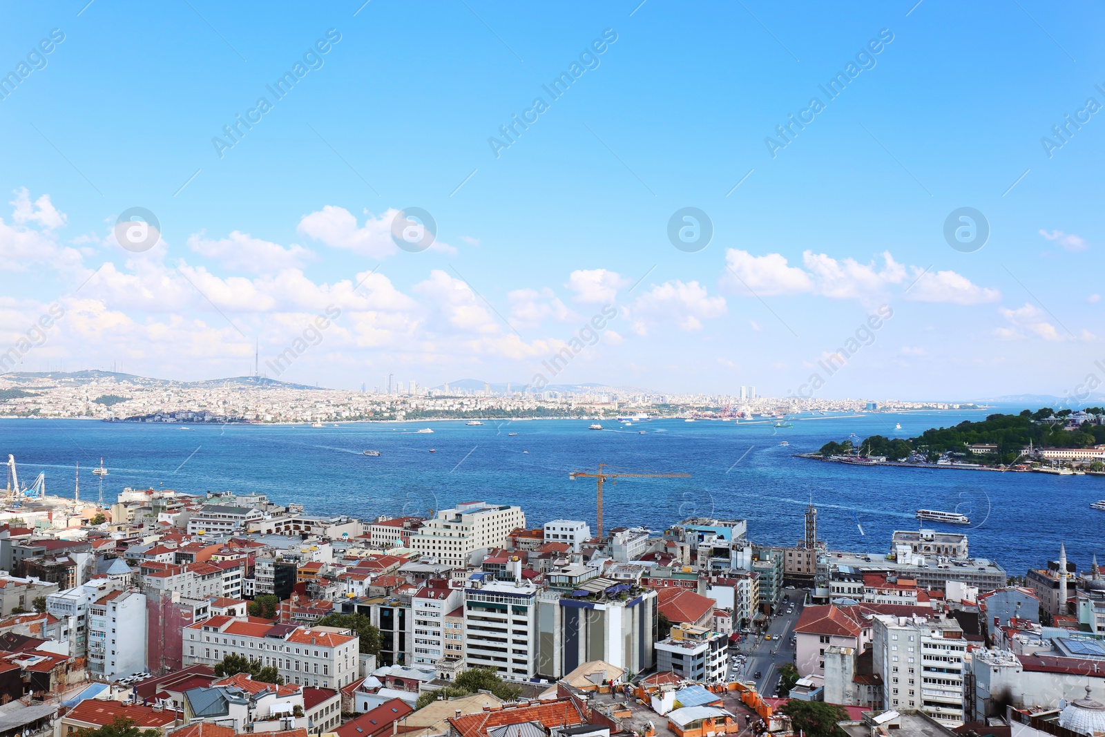 Photo of Picturesque view of beautiful city near sea