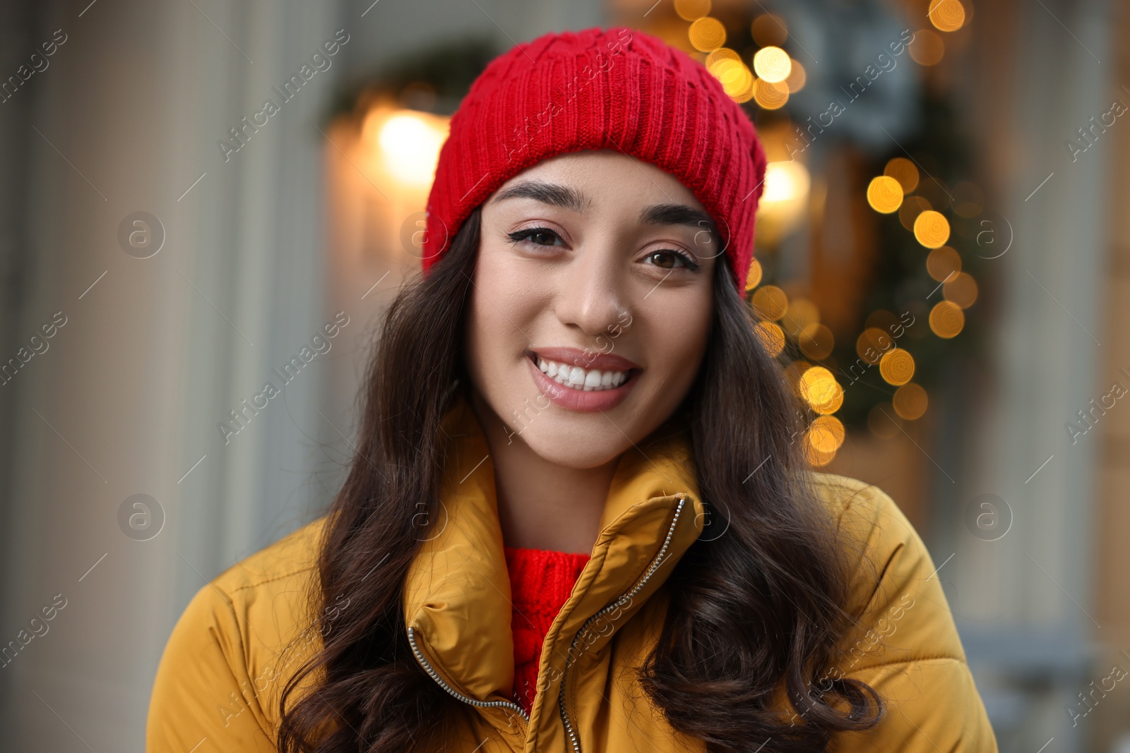 Photo of Portrait of smiling woman on city street in winter