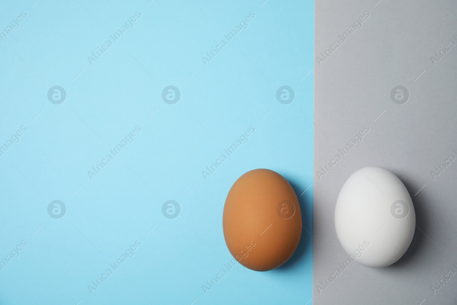 Photo of Raw chicken eggs on color background, top view. Space for text