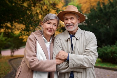 Photo of Portraitaffectionate senior couple in autumn park