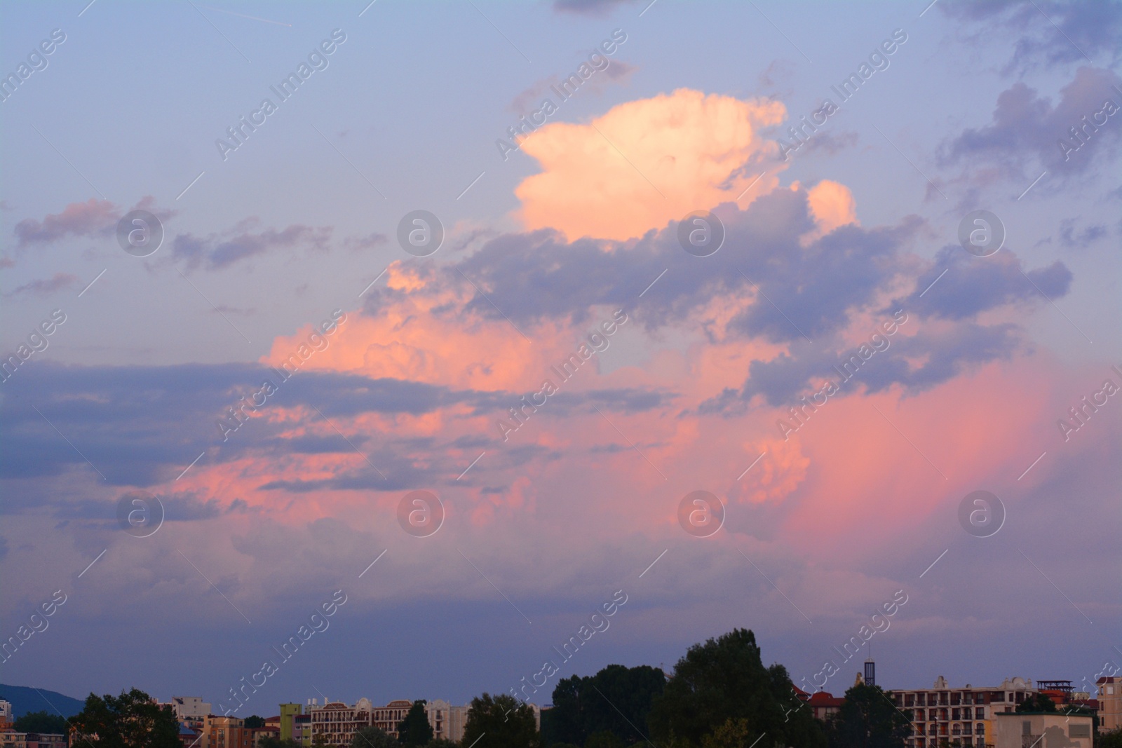 Photo of Picturesque view of beautiful sky with clouds over city at sunset