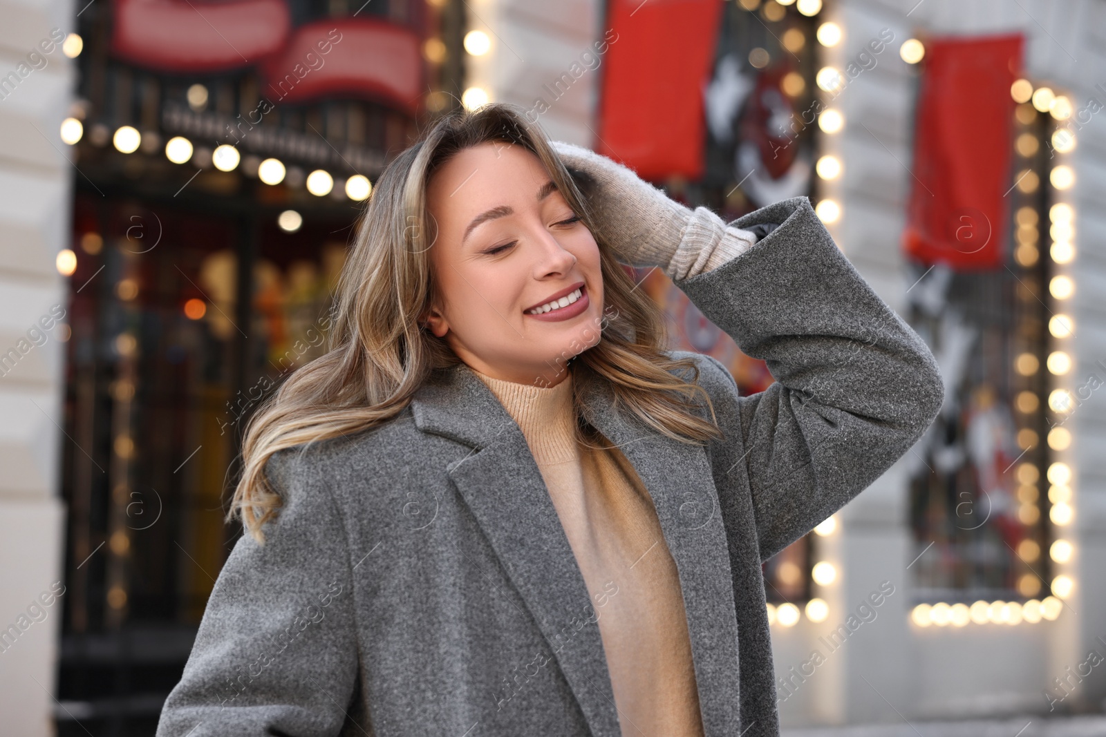 Photo of Portrait of smiling woman on city street in winter