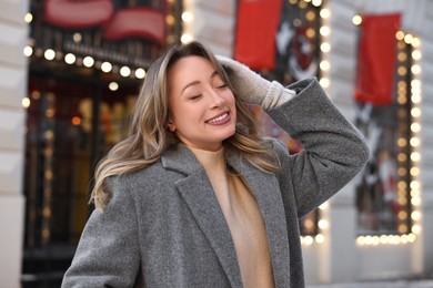 Photo of Portrait of smiling woman on city street in winter