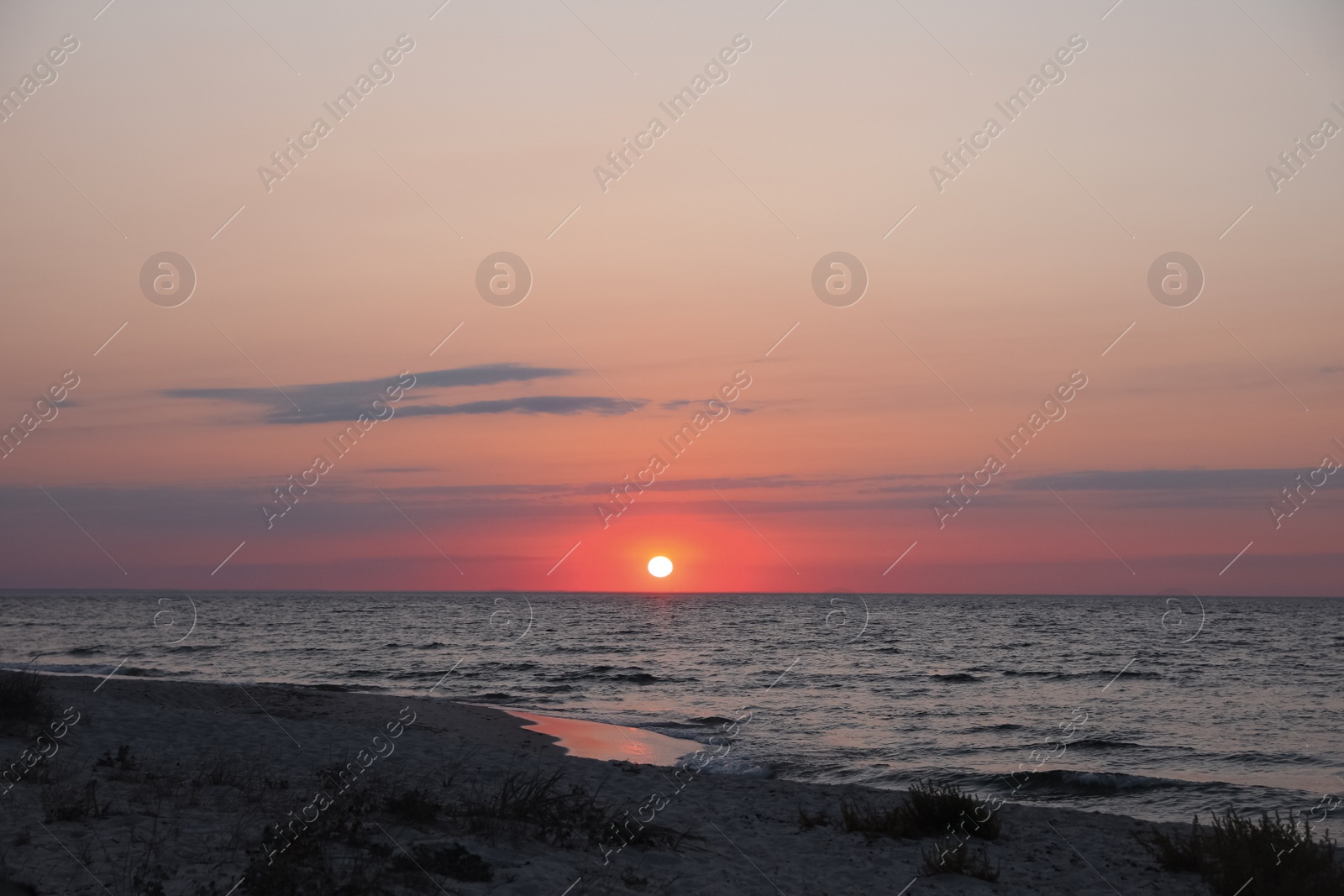 Photo of Beautiful sky with sun over sea during sunset 