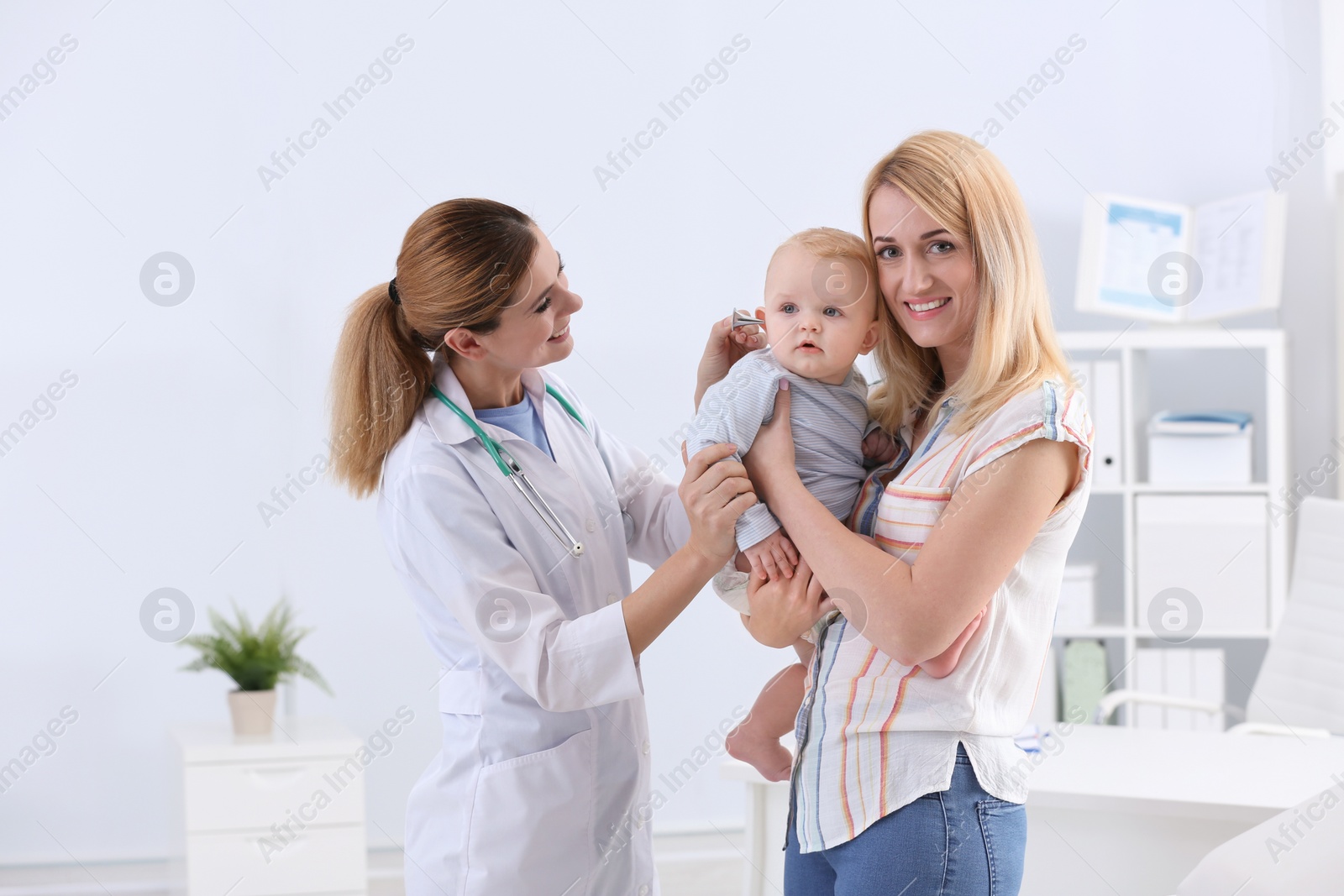 Photo of Woman with her baby visiting children's doctor in hospital