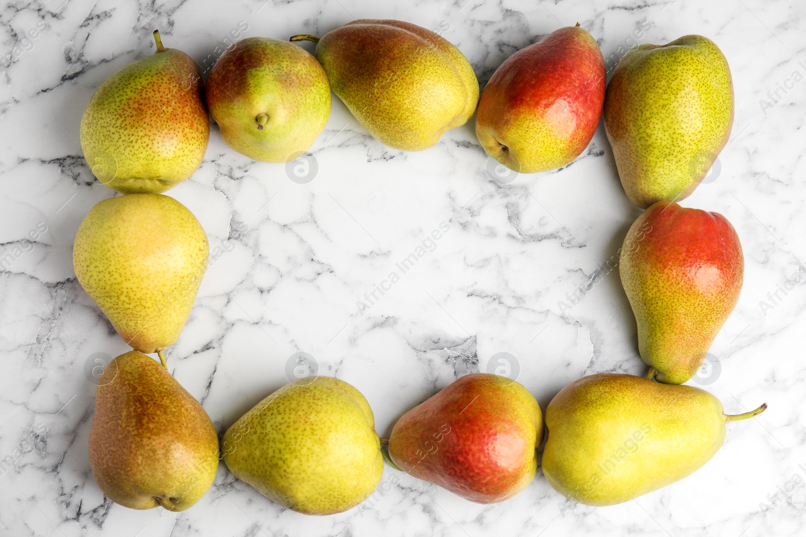 Photo of Ripe juicy pears on marble table, flat lay. Space for text