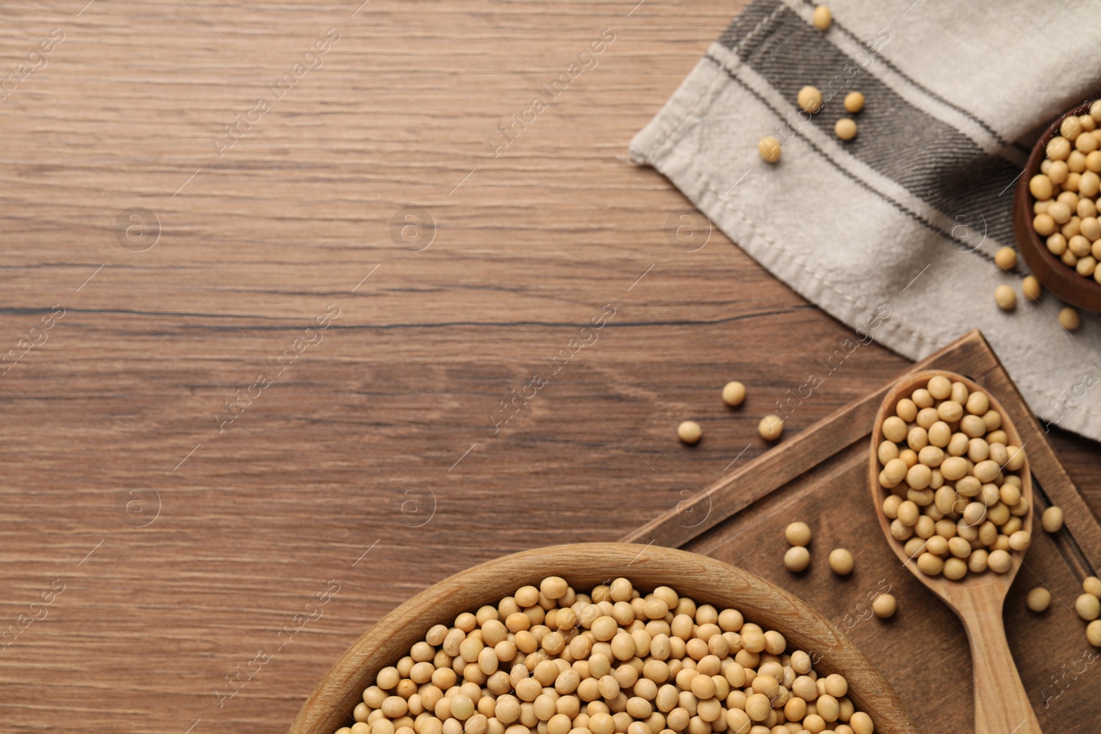 Photo of Organic soy beans on wooden table, flat lay. Space for text