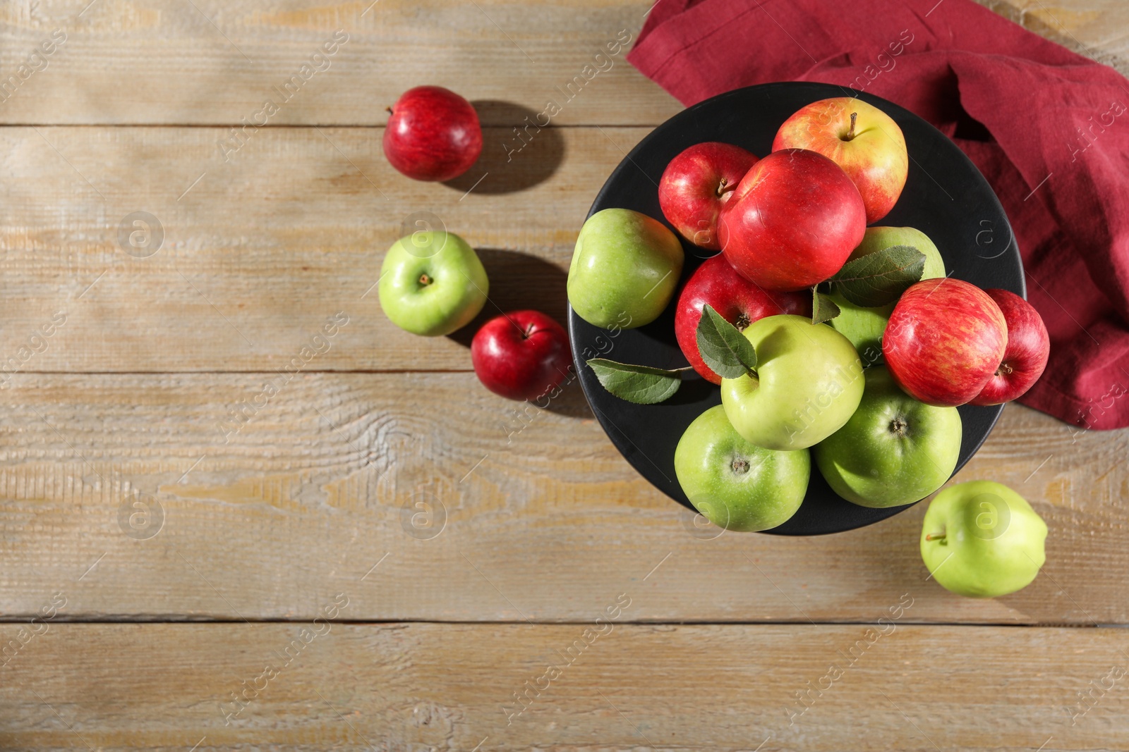 Photo of Fresh ripe red and green apples on wooden table, flat lay. Space for text