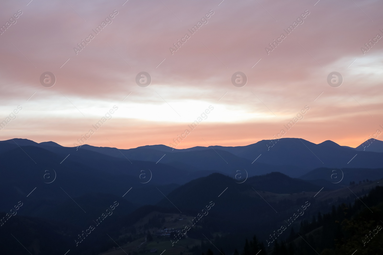 Photo of Picturesque view of beautiful cloudy sky over mountains