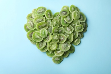 Photo of Slices of kiwi on color background, top view. Dried fruit as healthy food