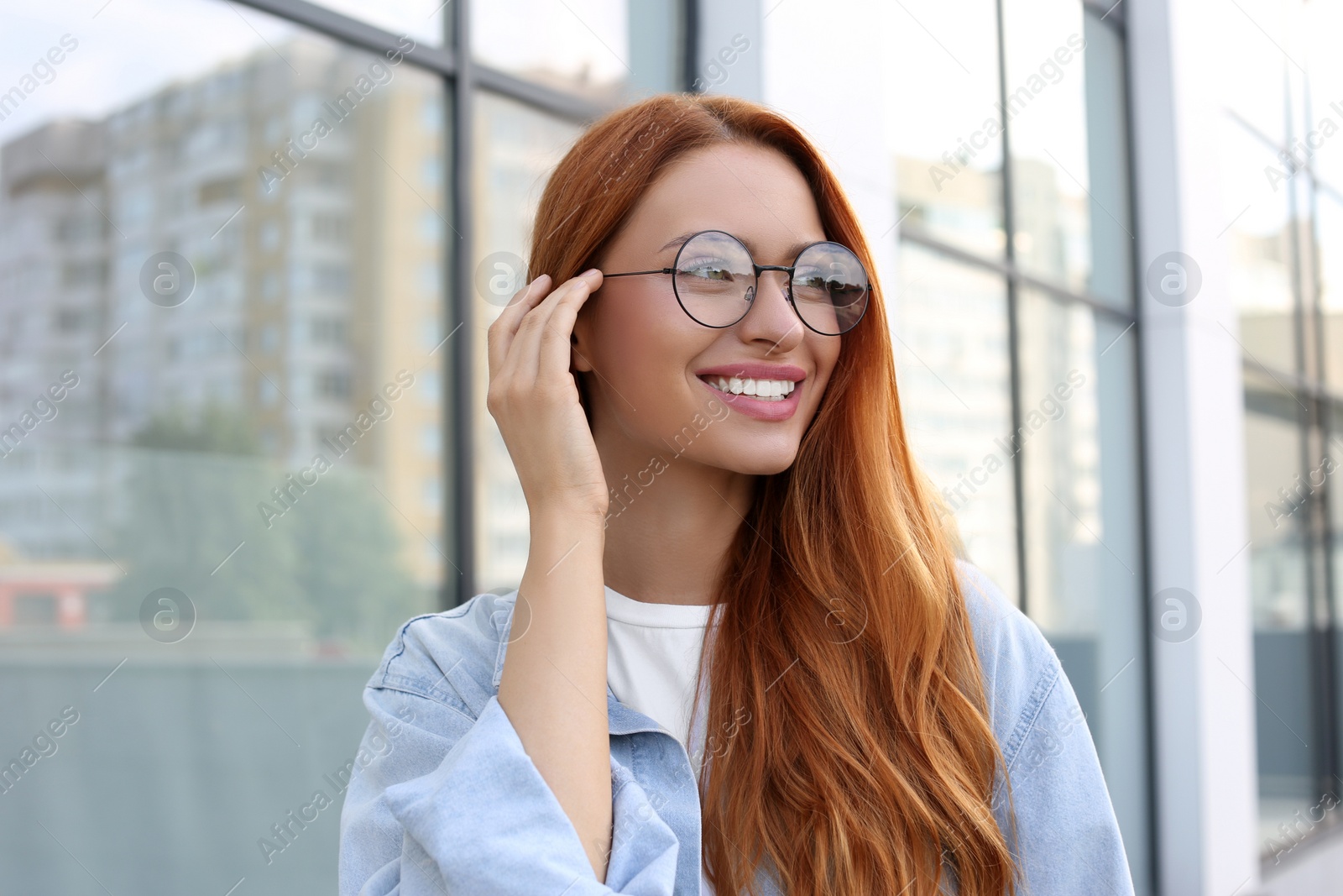 Photo of Portrait of beautiful woman in glasses outdoors