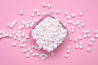 Photo of Bowl with sweet marshmallows on pink background, flat lay