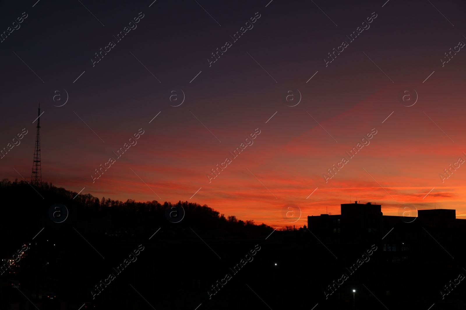 Photo of Picturesque view of beautiful sunset over city