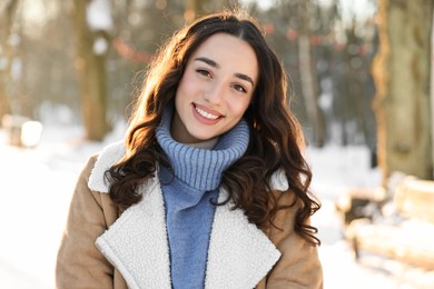 Photo of Portrait of smiling woman in winter snowy park