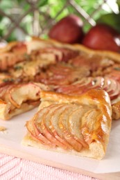 Freshly baked apple pie on table, closeup