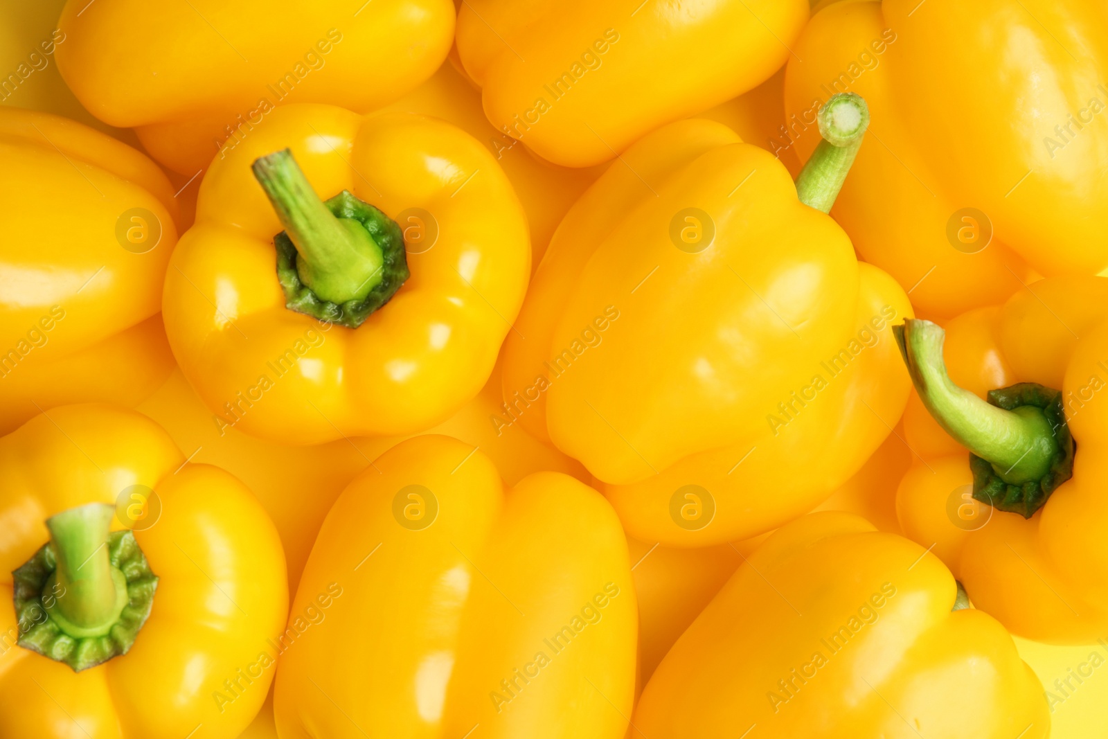 Photo of Top view of ripe yellow bell peppers, closeup