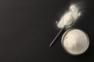 Photo of Bowl and spoon of agar-agar powder on black background, flat lay. Space for text