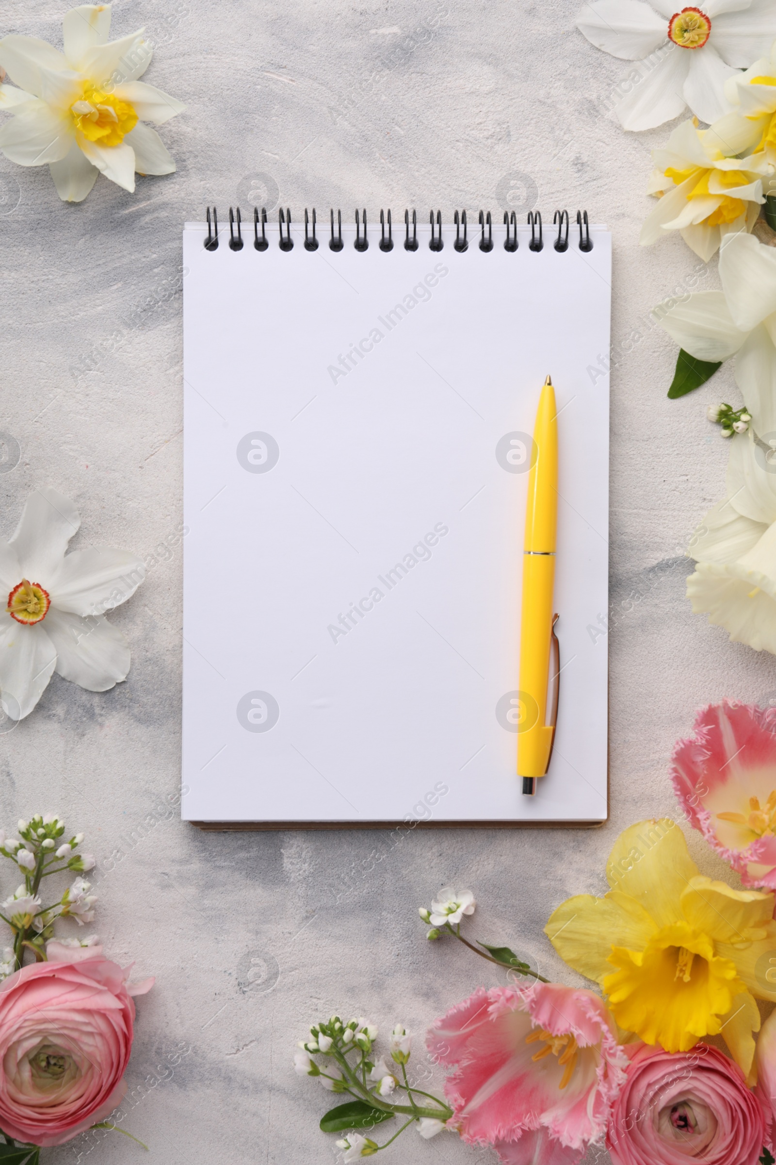 Photo of Guest list. Notebook, pen and beautiful flowers on gray textured background, flat lay