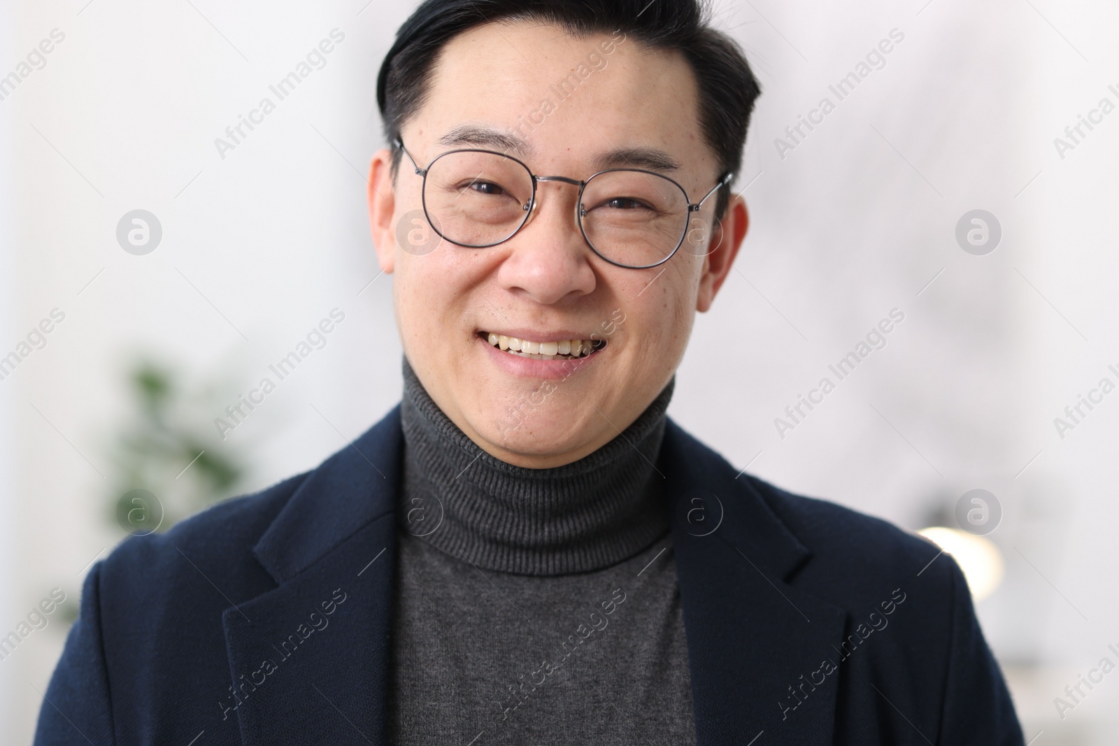 Photo of Portrait of smiling businessman on blurred background