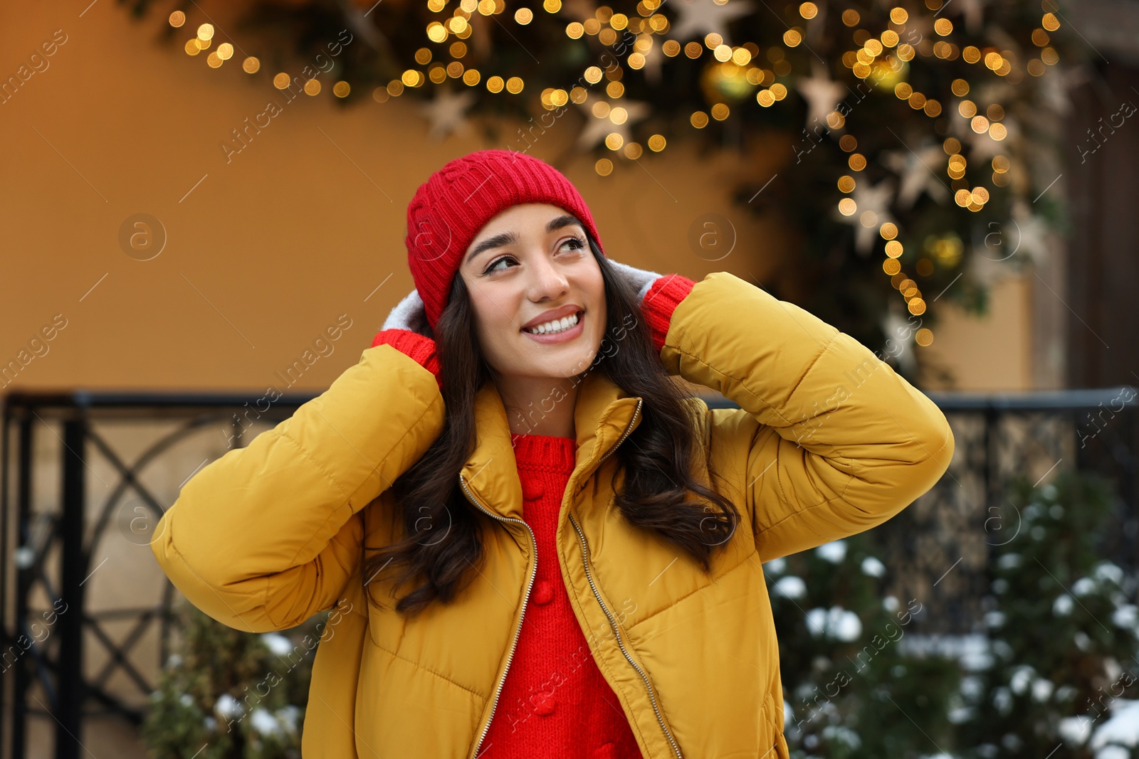 Photo of Portrait of smiling woman on city street in winter