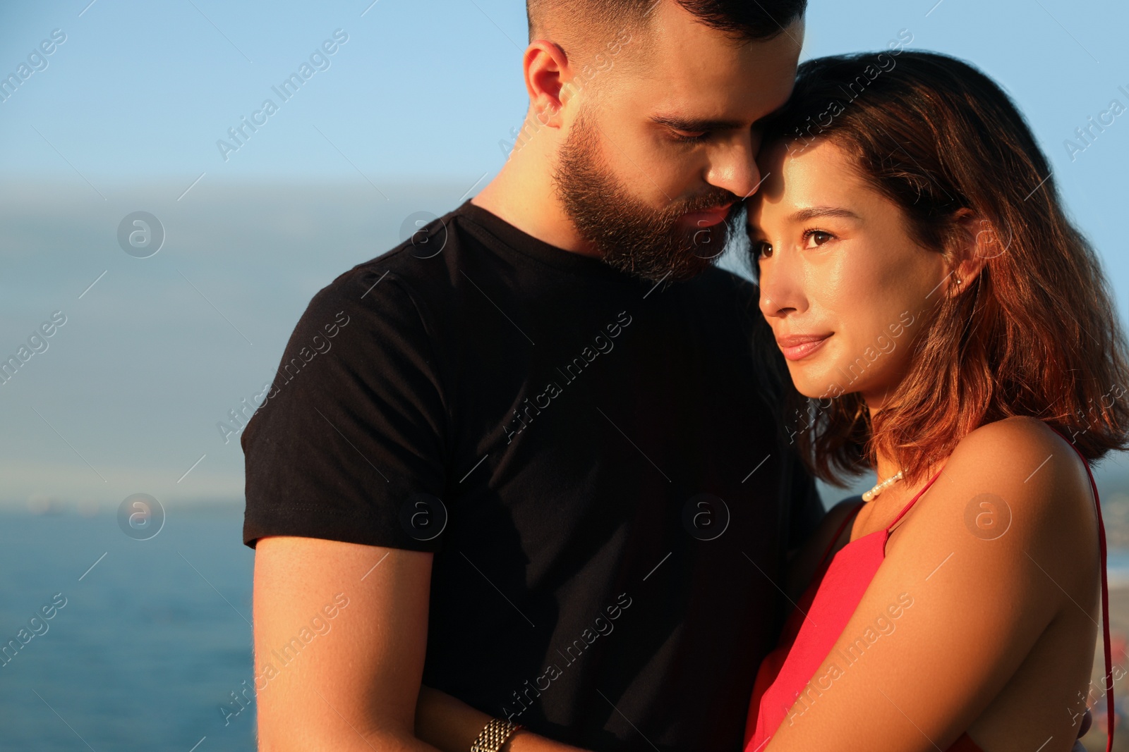 Photo of Portrait of happy young couple together near sea