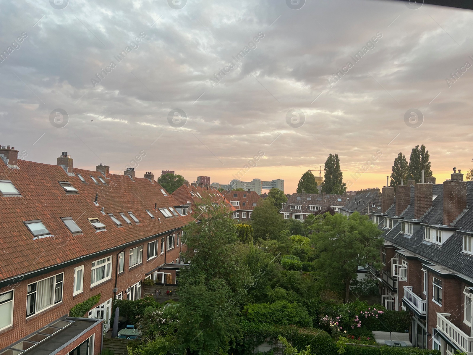 Photo of Beautiful view of cloudy sky over city in evening