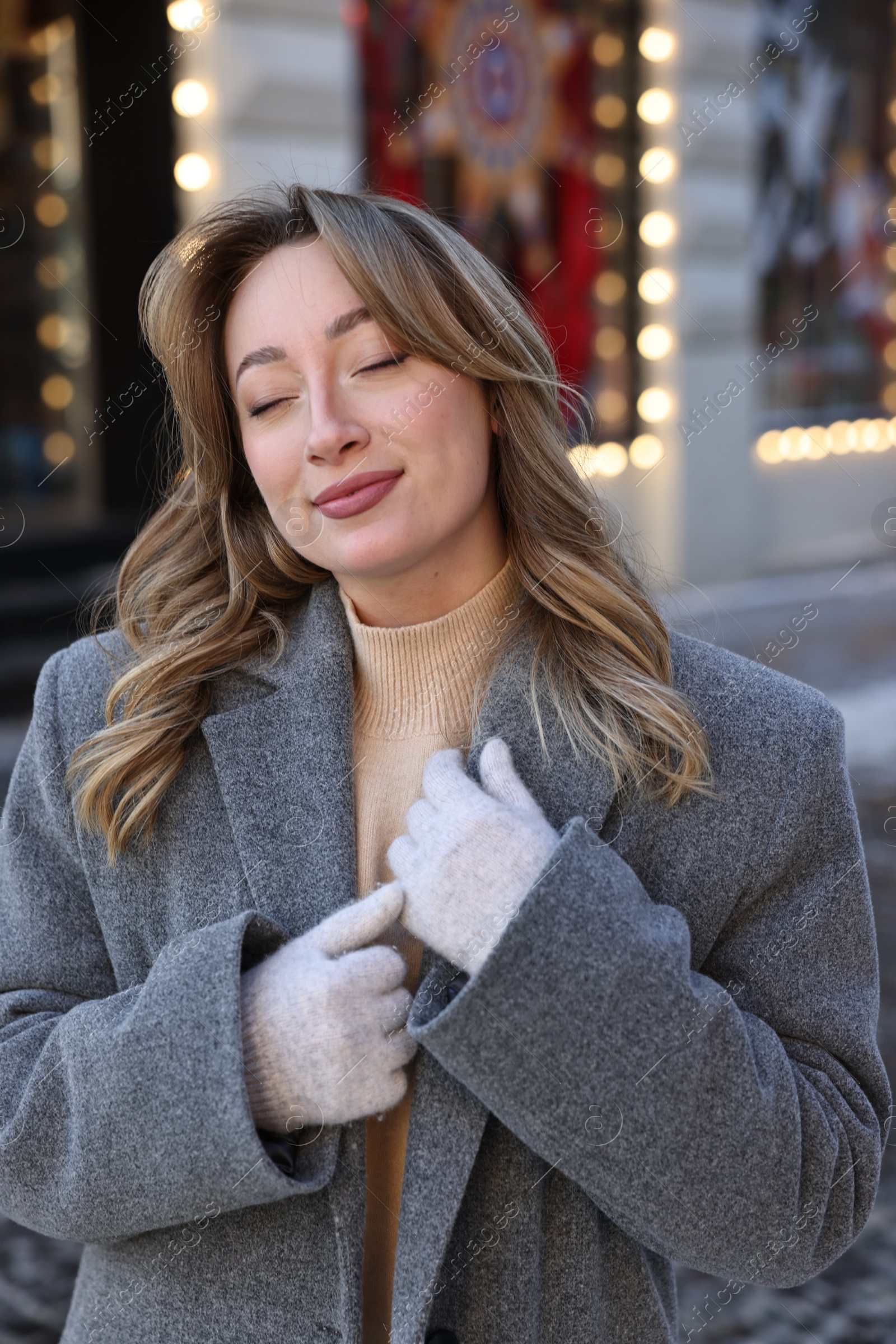 Photo of Portrait of charming woman on city street in winter