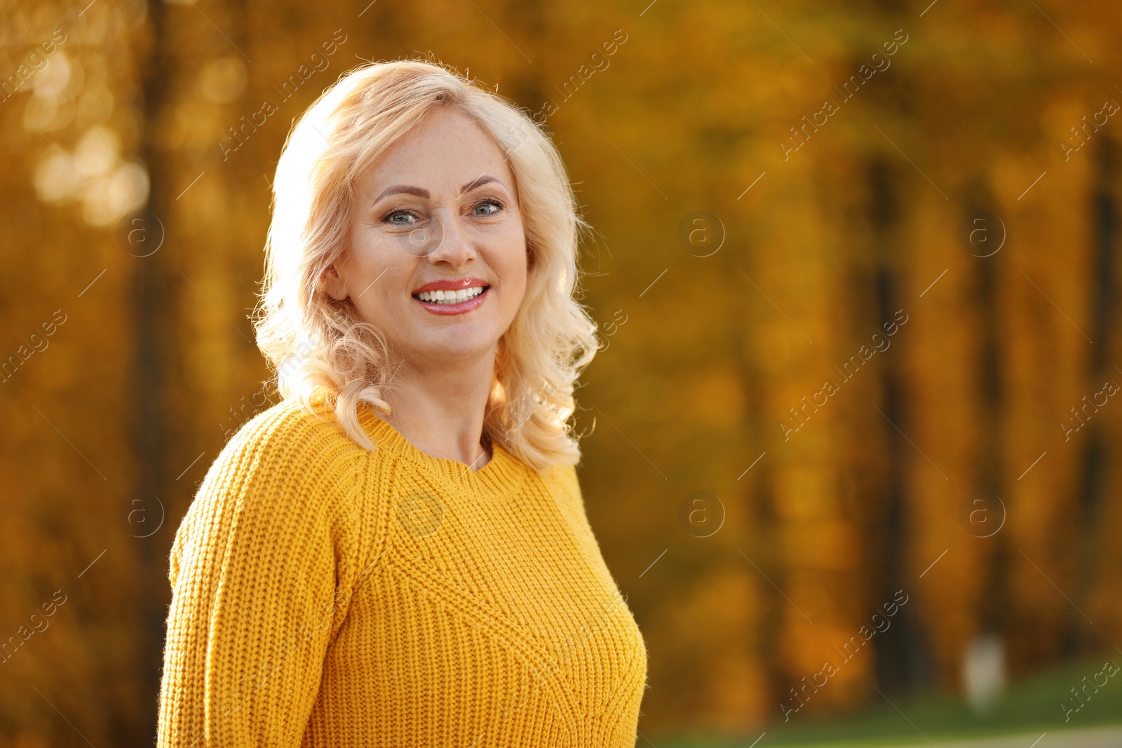 Photo of Portrait of happy mature woman in park on sunny day