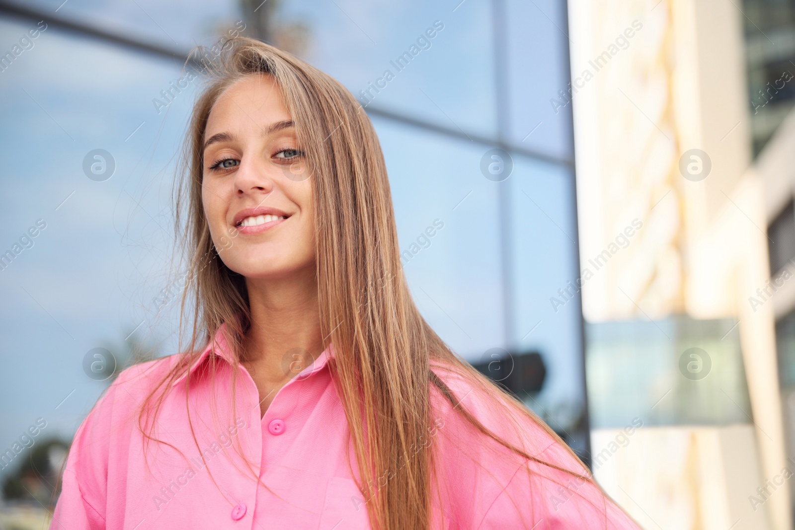 Photo of Portrait of beautiful young woman near building outdoors