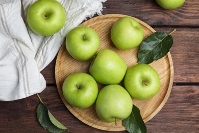 Photo of Fresh ripe green apples on wooden table, flat lay