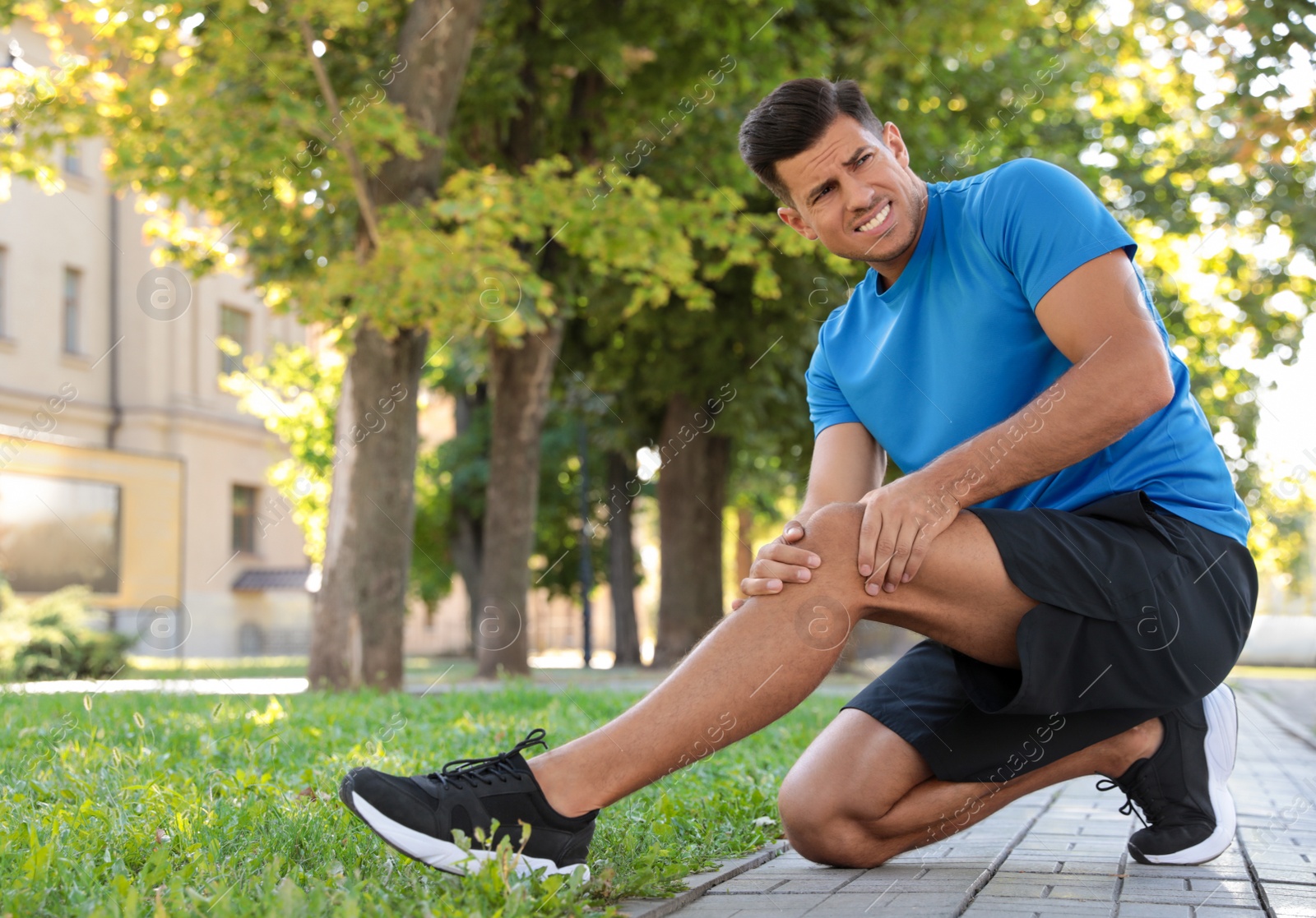 Photo of Man in sportswear having knee problems outdoors