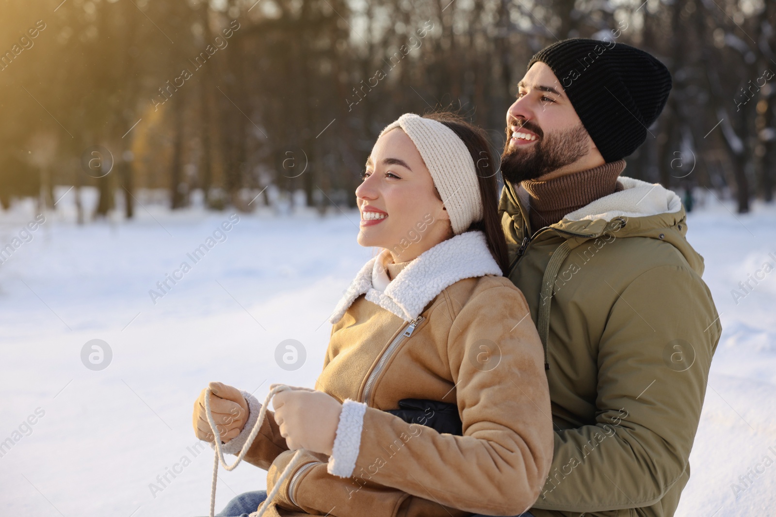 Photo of Portrait of happy young couple outdoors on winter day