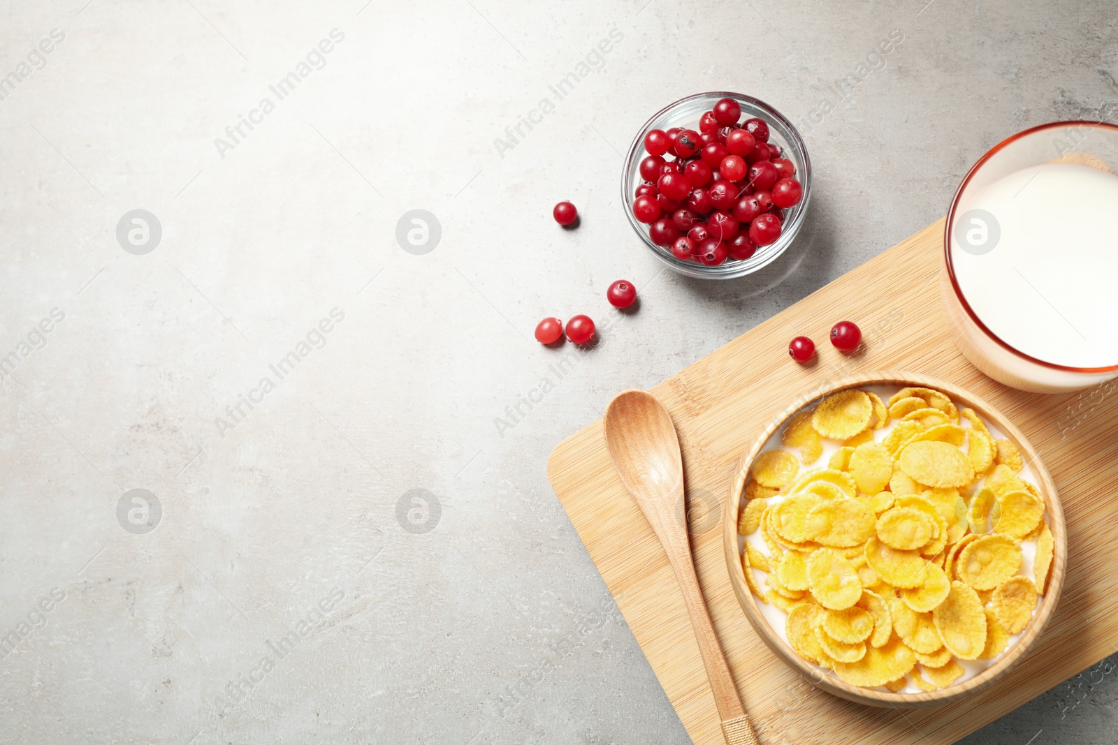 Photo of Flat lay composition with tasty corn flakes on light grey table. Space for text