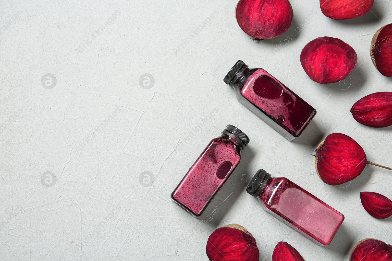 Photo of Flat lay composition with beet smoothies on light background. Space for text