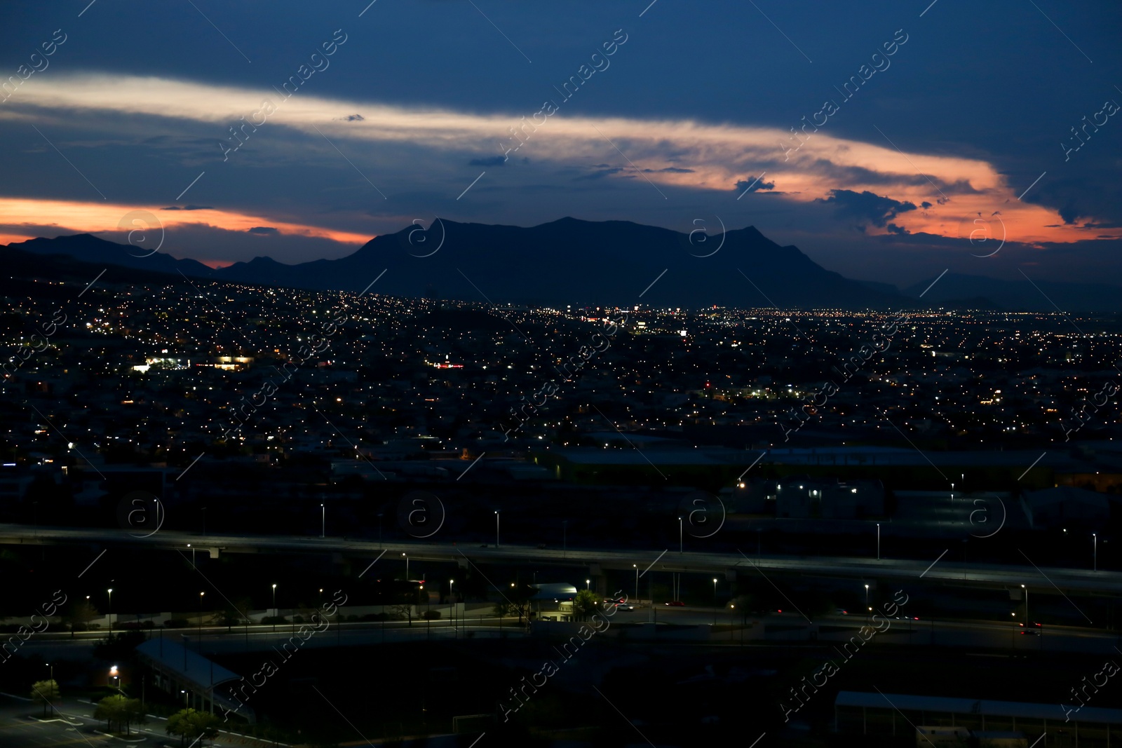 Photo of Picturesque view of city and mountains in evening