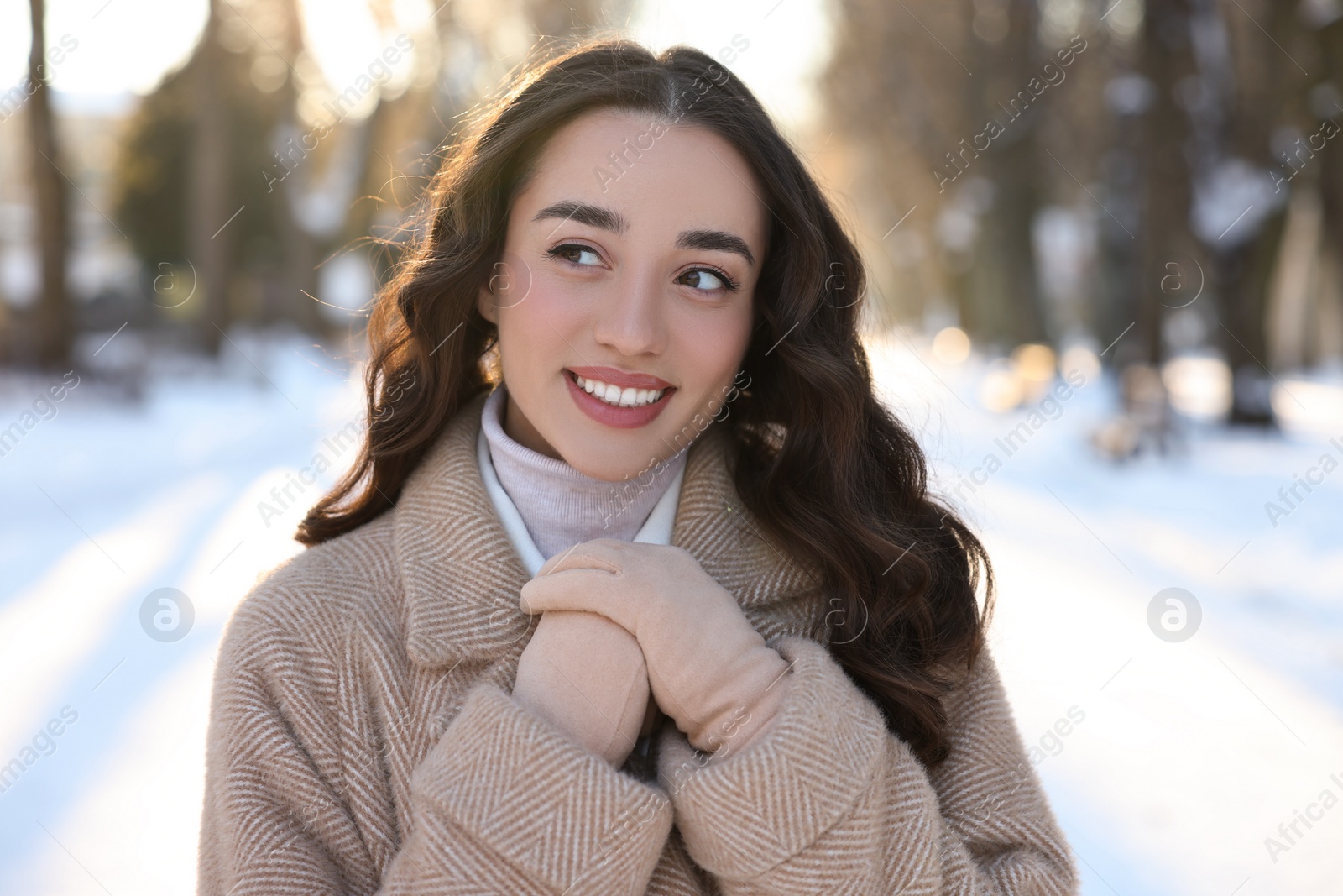 Photo of Portrait of smiling woman in snowy park