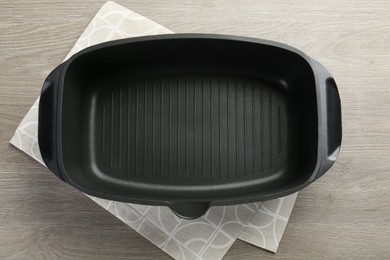 Photo of Black pot on wooden table, top view