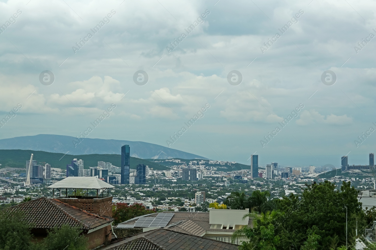 Photo of Beautiful view of city with buildings and mountains